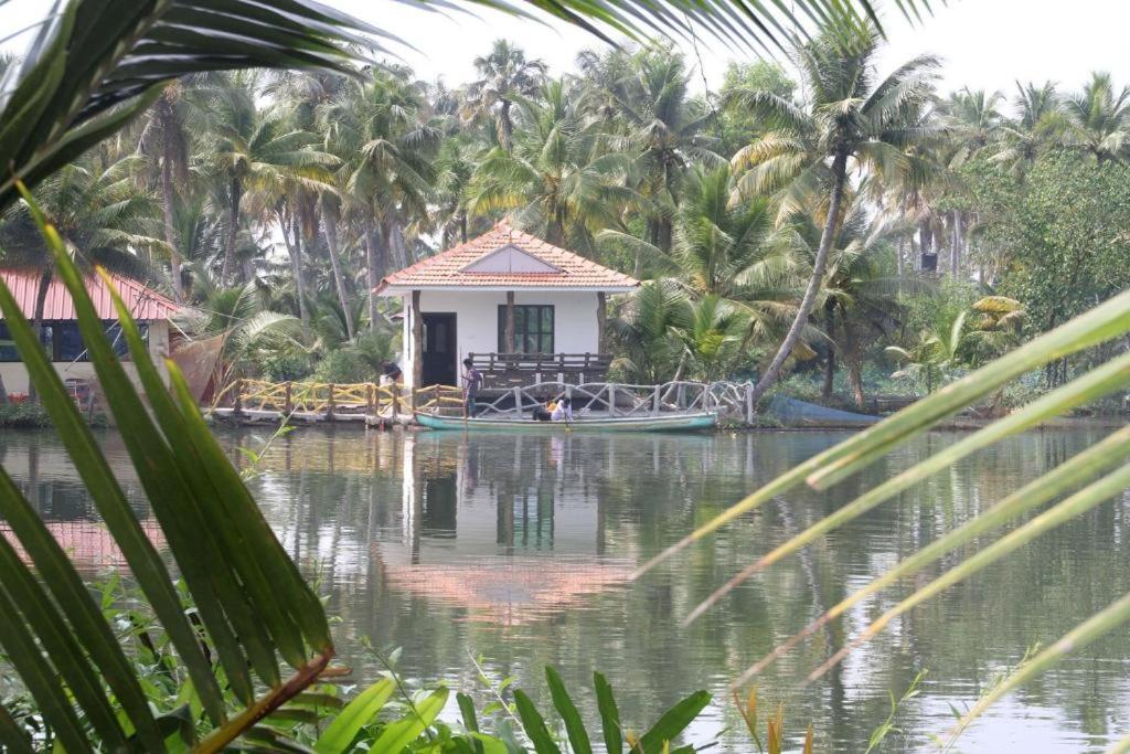 Munroe Island Lake Resort Mundrothuruth Buitenkant foto